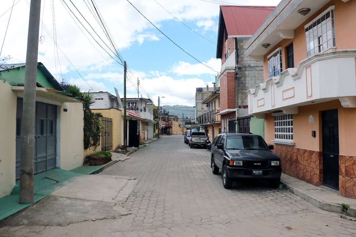 Una de las calles de la colonia Díaz, zona 3 de Quetzaltenango, lucen tranquilas, aunque los vecinos extrañan a Gabriela Barrios. (Foto Prensa Libre: Carlos Ventura)