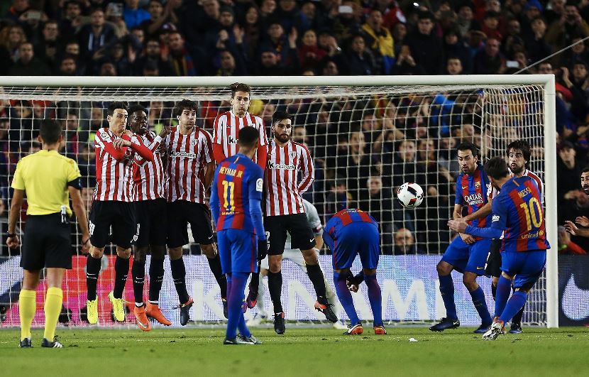Lionel Messi en el momento que define de tiro libre contra el Bilbao. (Foto Prensa Libre: EFE).