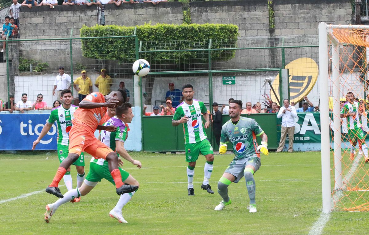 Siquinalá tuvo pocas oportunidades para anotar en el encuentro contra Antigua GFC. (Foto Prensa Libre: Cristian Soto)