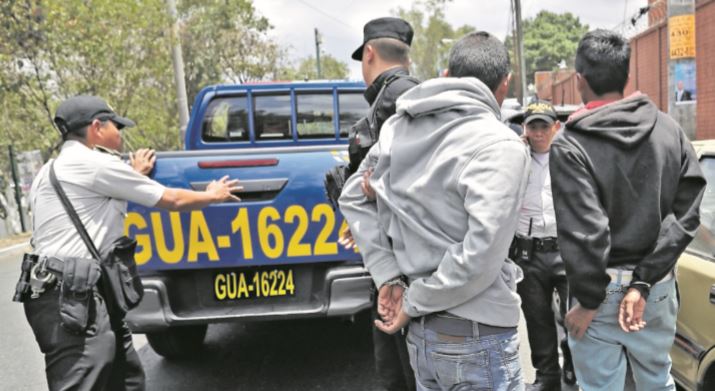 Dos sujetos fueron detenidos el pasado 2 de abril en Mixco con dos motos robadas e igual número de armas de fuego sin licencia de portación. (Foto Prensa Libre: Hemeroteca)