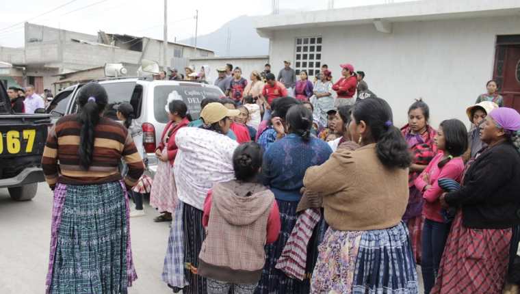 Vecinos llegan al lugar donde fue localizado el cadáver del adolescente que estaba desaparecido. (Foto Prensa Libre: María Longo)