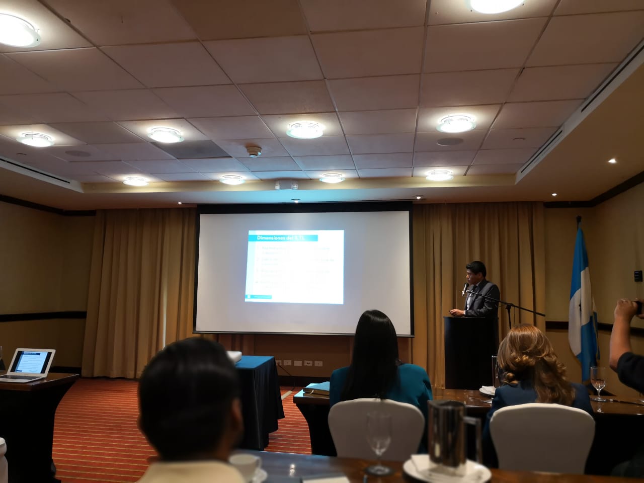 El analista Walter Menchú presenta los resultados del informe anual de la Alianza para el Congreso Eficiente. (Foto Prensa Libre: Carlos Álvarez)