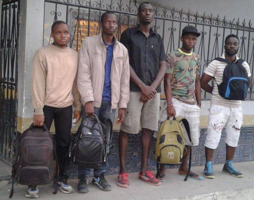 Los cinco capturados en Esquipulas, Chiquimula, son de origen africano. (Foto Prensa Libre: PNC)