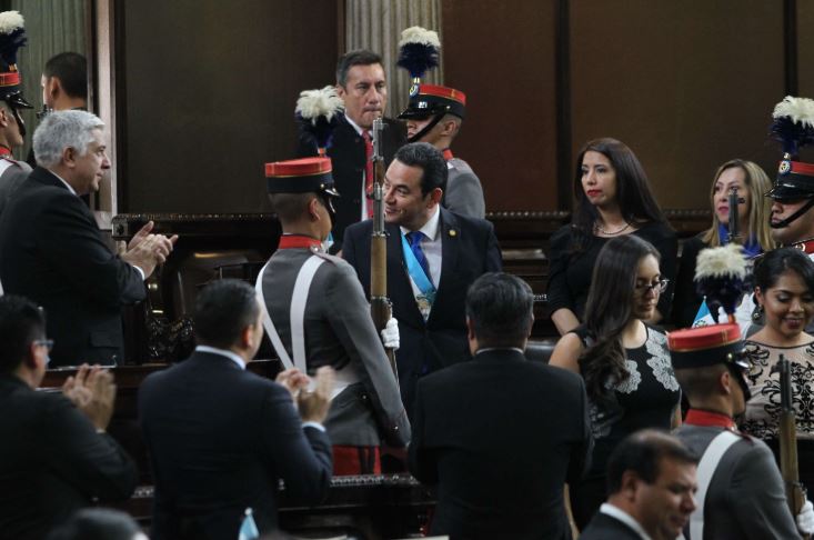 Momento en que Jimmy Morales saluda a diputados a su ingreso en el hemiciclo con motivo de la sesión solemne de septiembre de 2017. (Foto Prensa Libre: Hemeroteca PL)