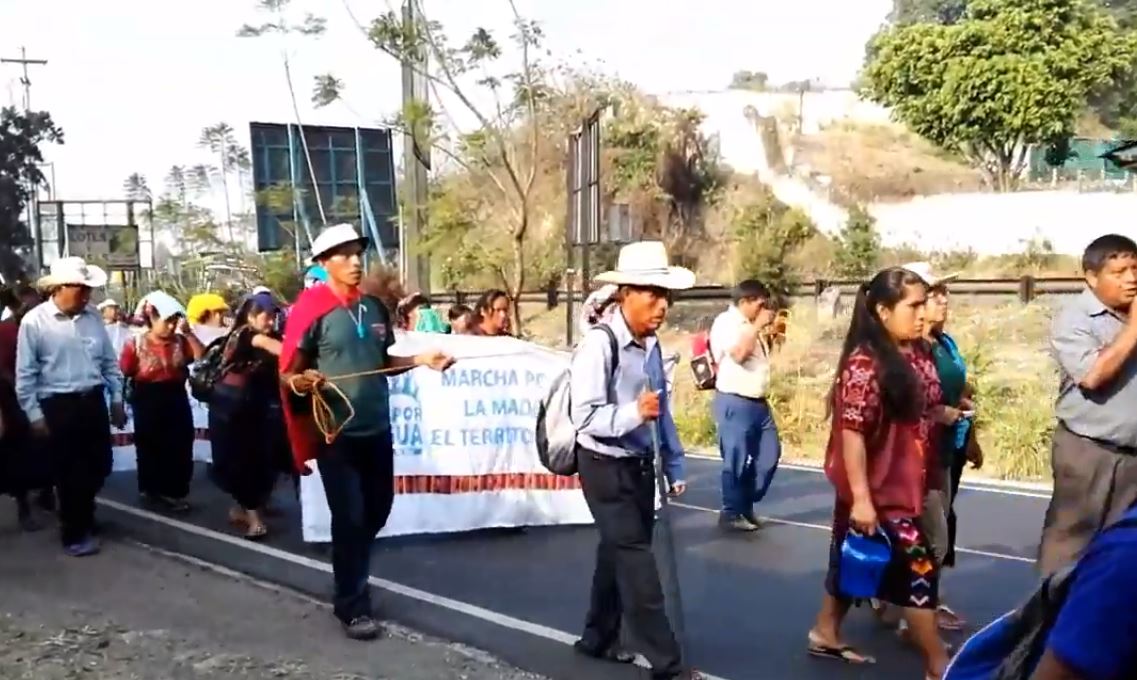 Uno de los grupos sale de Amatitlán hacia la Usac, en la zona 12. (Foto Prensa Libre: PDH)