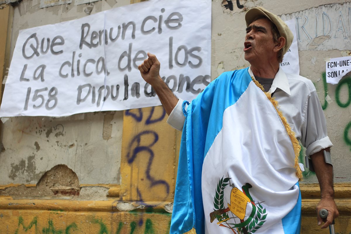Amílcar Monroy viajó desde Chiquimula para protestar contra los diputados, señalados de corruptos. (Foto Prensa Libre: Esbin García)