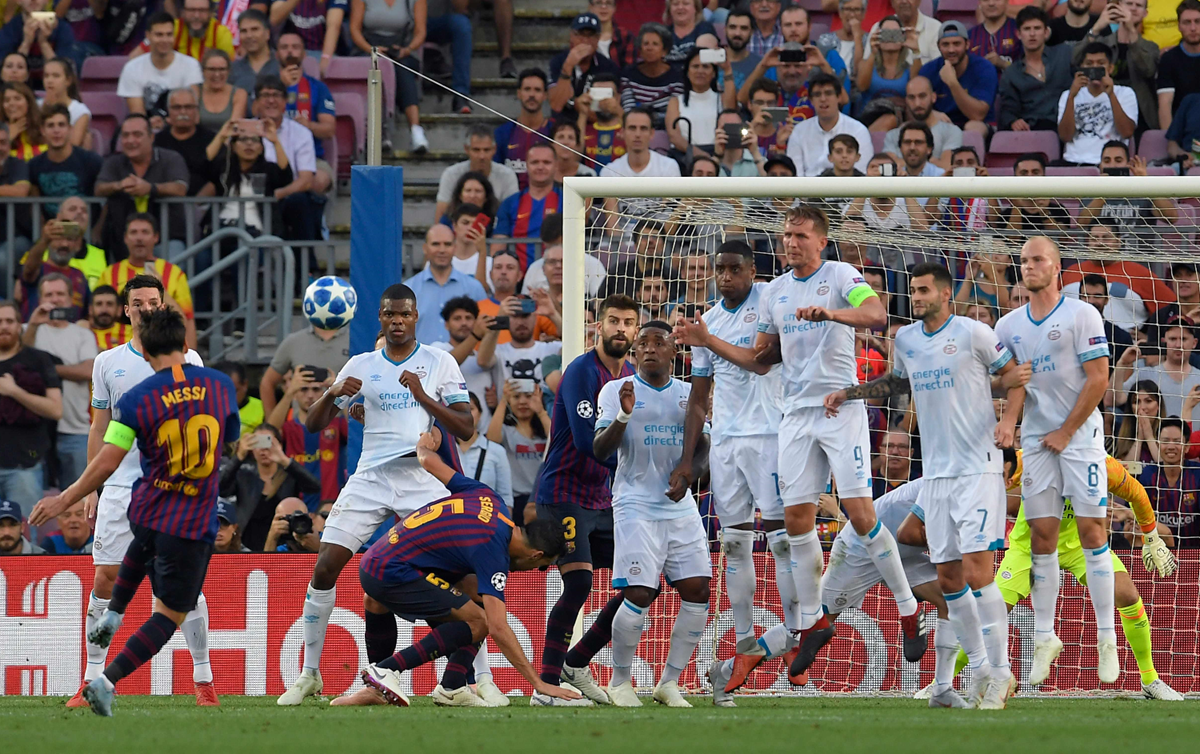 Hirving Lozano se coloca atrás de la barrera para evitar la anotación de Messi, por si remata por debajo, pero lo hizo por arriba. (Foto Prensa Libre: AFP)