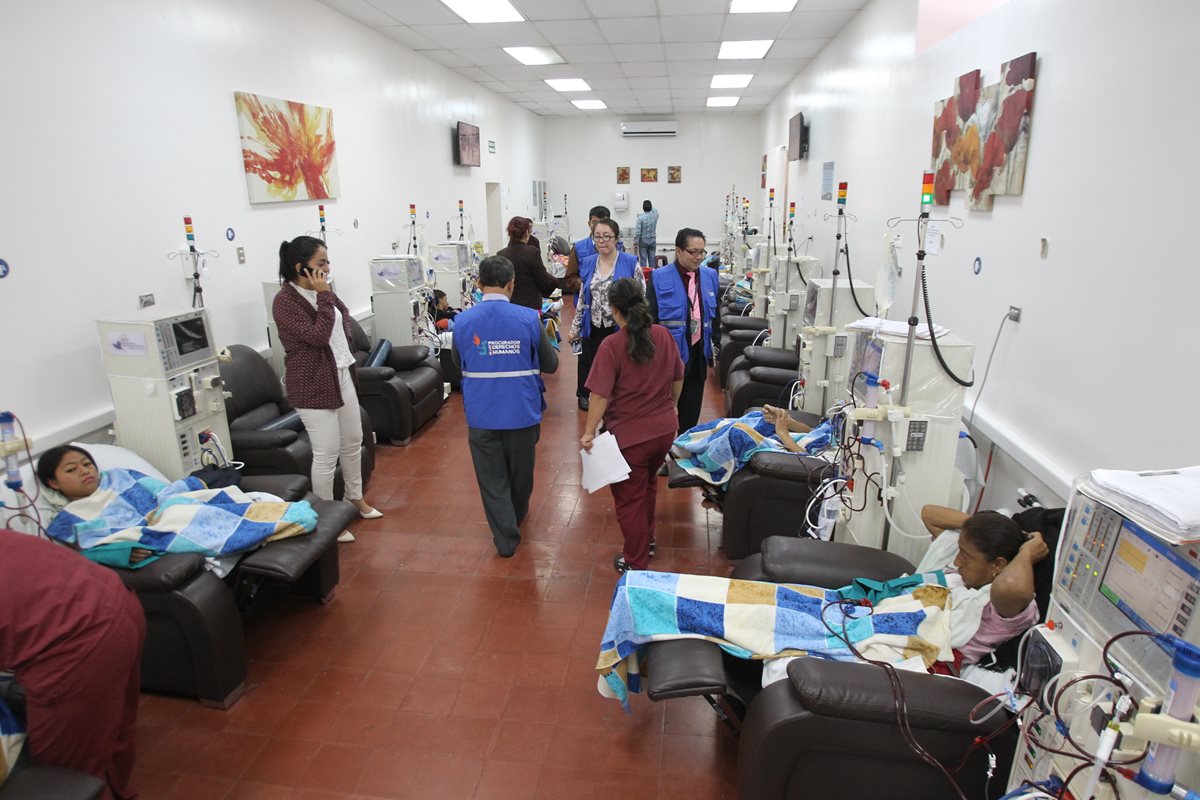 Pacientes renales en la Unidad Nacional de Atención al Enfermo Renal Crónico. (Foto Prensa Libre: Hemeroteca PL)