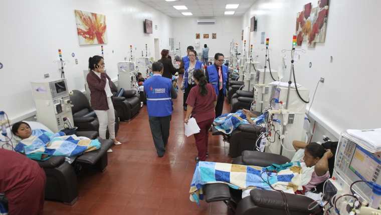 Pacientes renales en la Unidad Nacional de Atención al Enfermo Renal Crónico. (Foto Prensa Libre: Hemeroteca PL)