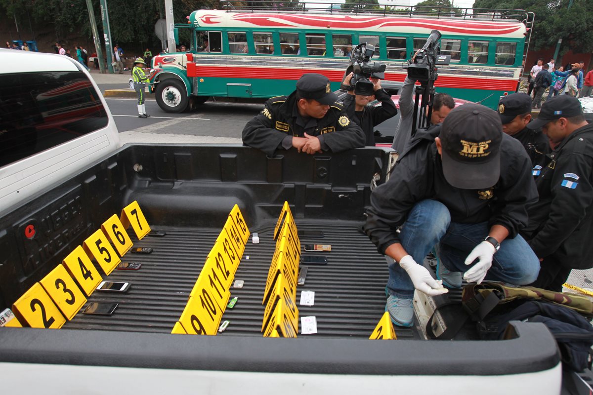 El operativo policial comenzó al amanecer de este miércoles para ubicar armas y droga adentro de un picop. (Foto Prensa Libre: Estuardo Paredes)