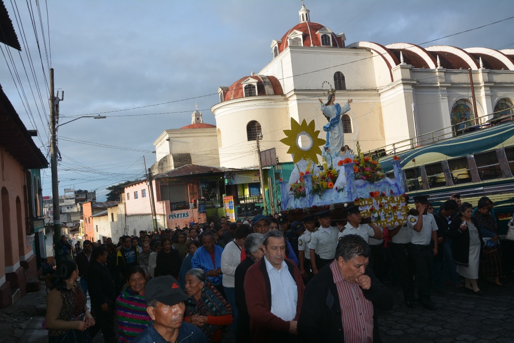 Imagen de la Virgen de la Asunción recorre una de las calles de la cabecera de Sololá: (Foto Prensa Libre: Édgar Sáenz).