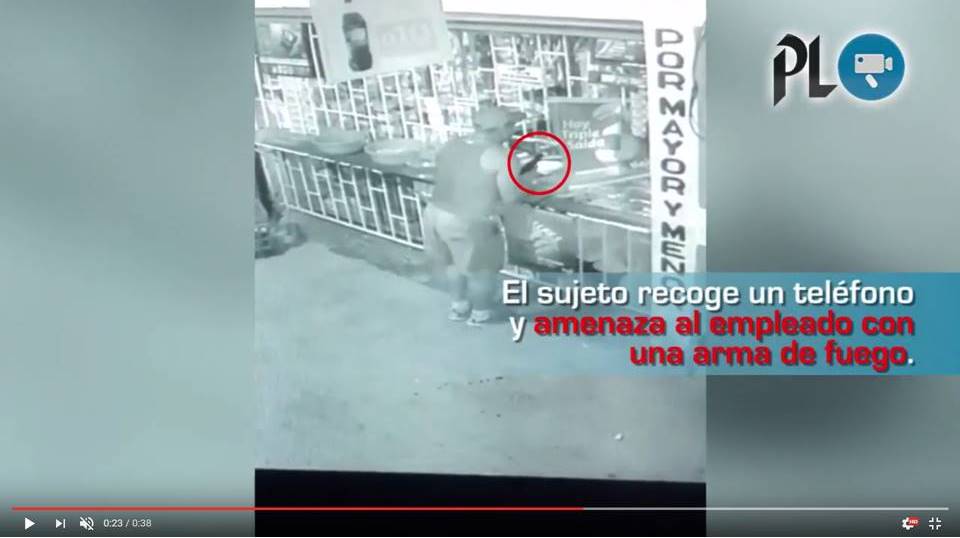 Sujeto fue grabado en video cuando recoge un teléfono móvil en un negocio de Puerto Barrios. (Foto Prensa Libre: Cortesía)