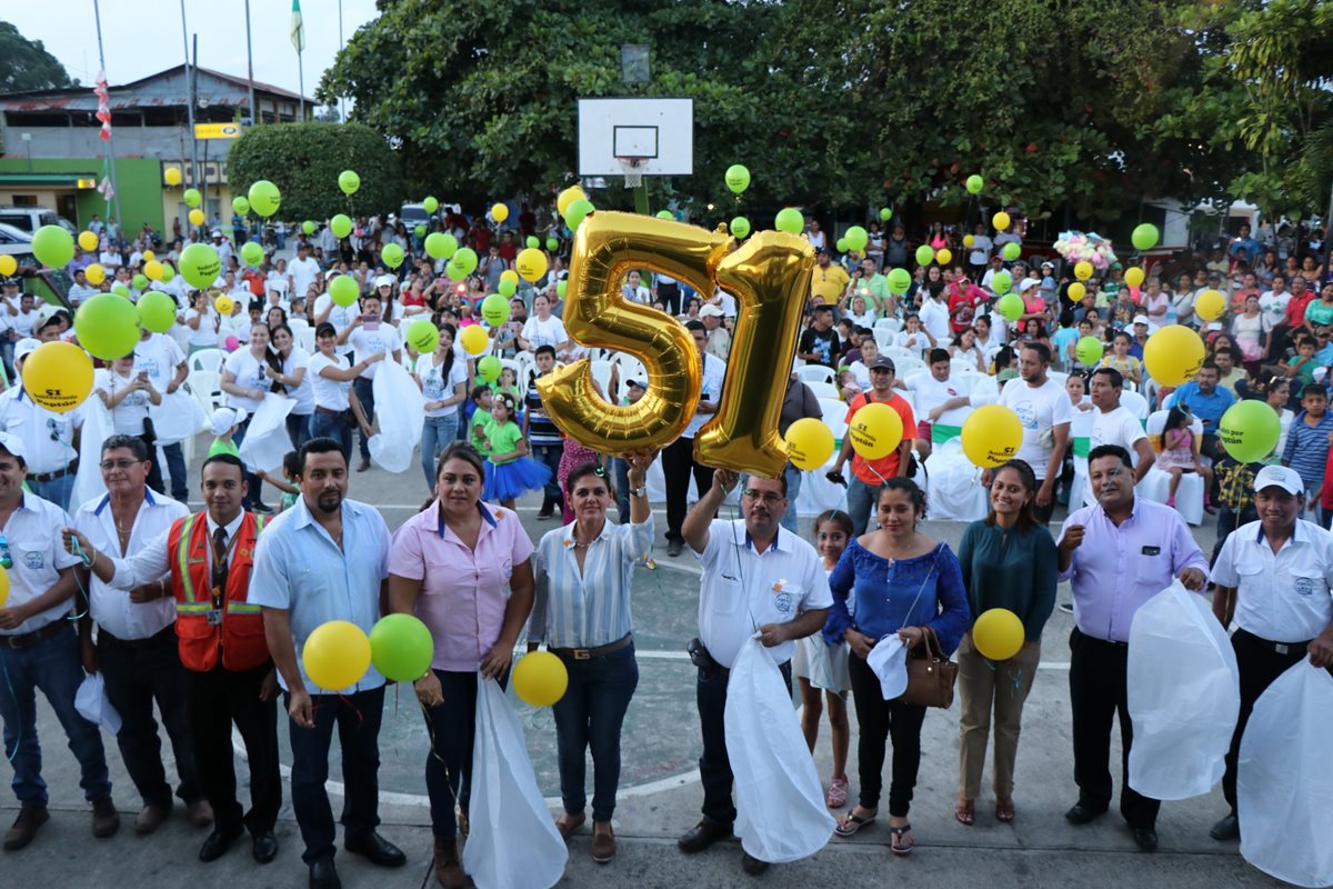 Pobladores de Poptún festejaron los 51 años del municipio con una caminata en donde pidieron por la paz. (Foto Prensa Libre: Rigoberto Escobar)