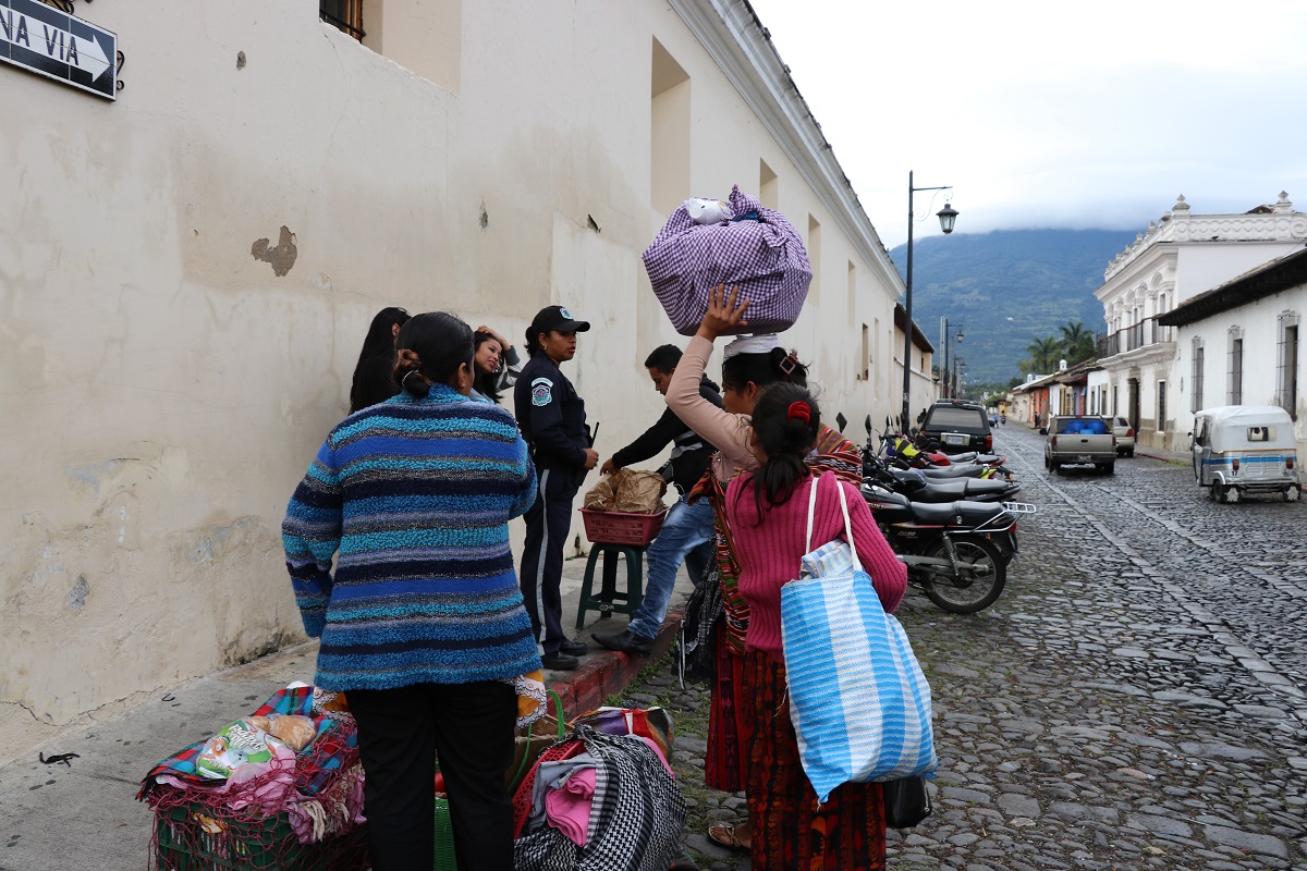 Un grupo de 19 vendedoras de comida fueron desalojadas del tanque de La Unión. (Foto Prensa Libre: Julio Sicán)