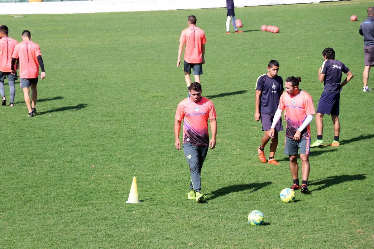 Los jugadores de Antigua GFC se prepara para el debut en el Clausura 2018 frente a Comunicaciones. (Foto Prensa Libre: Renato Melgar)