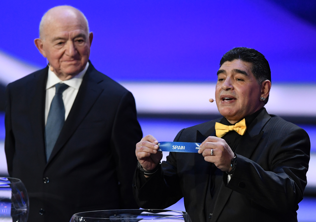 El astro argentino Diego Maradona muestra el nombre de España durante el sorteo del Mundial. (Foto Prensa Libre: AFP)
