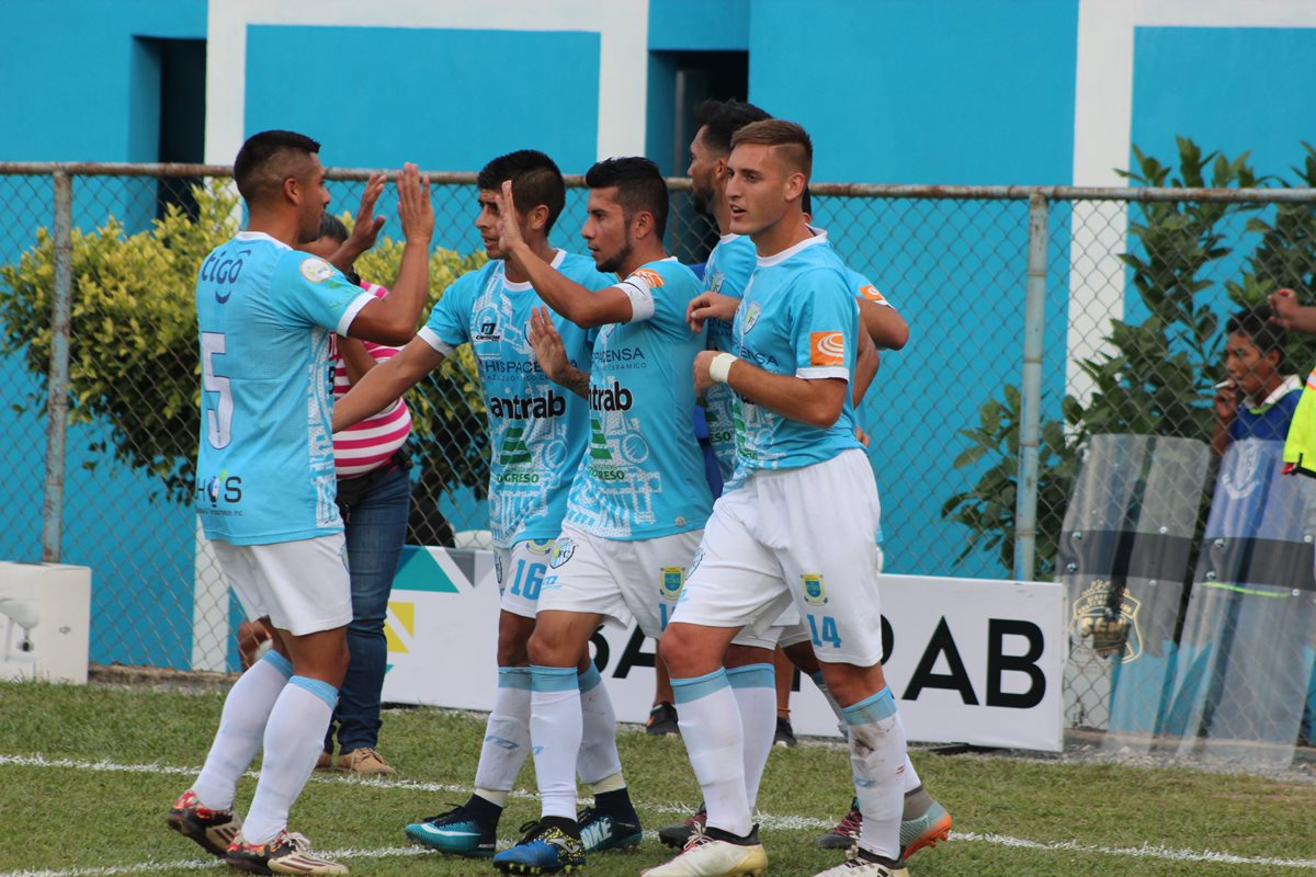 Los jugadores de Sanarate celebran el cuarto gol del partido contra Petapa anotado por Wilber Pérez. (Foto Prensa Libre: Hugo Oliva)