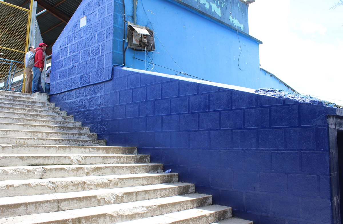 El muro de contención de la gradas que dan a la tribuna del estadio Mario Camposeco. (Foto Prensa Libre: Raúl Juárez)