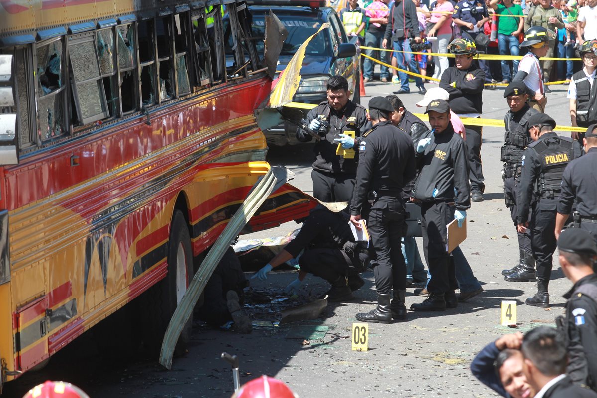 Una bomba estalló en un bus en San José Pinula las autoridades creen que el motivo fue por extorsión. (Foto Prensa Libre: Hemeroteca PL)