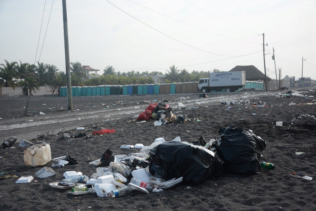 Todo tipo de desechos fueron dejados en la playa del Puerto San José. (Foto Prensa Libre: Enrique Paredes).