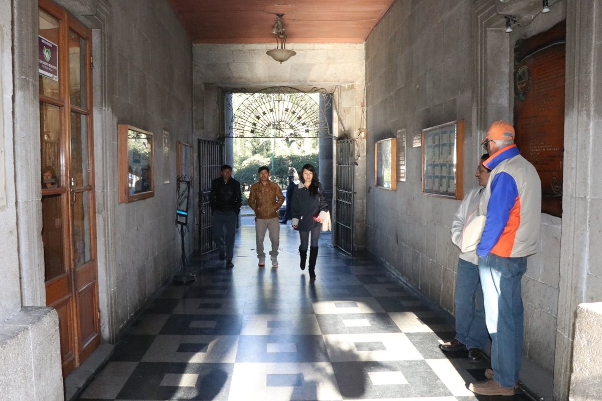 La mayor cantidad de sanciones a empleados de la comuna de Xela es por llegar tarde a sus labores; sin embargo, algunos incurren en faltas como asistir en estado de ebriedad o excederse en el uso de teléfonos celulares. (Foto Prensa Libre: María Longo)