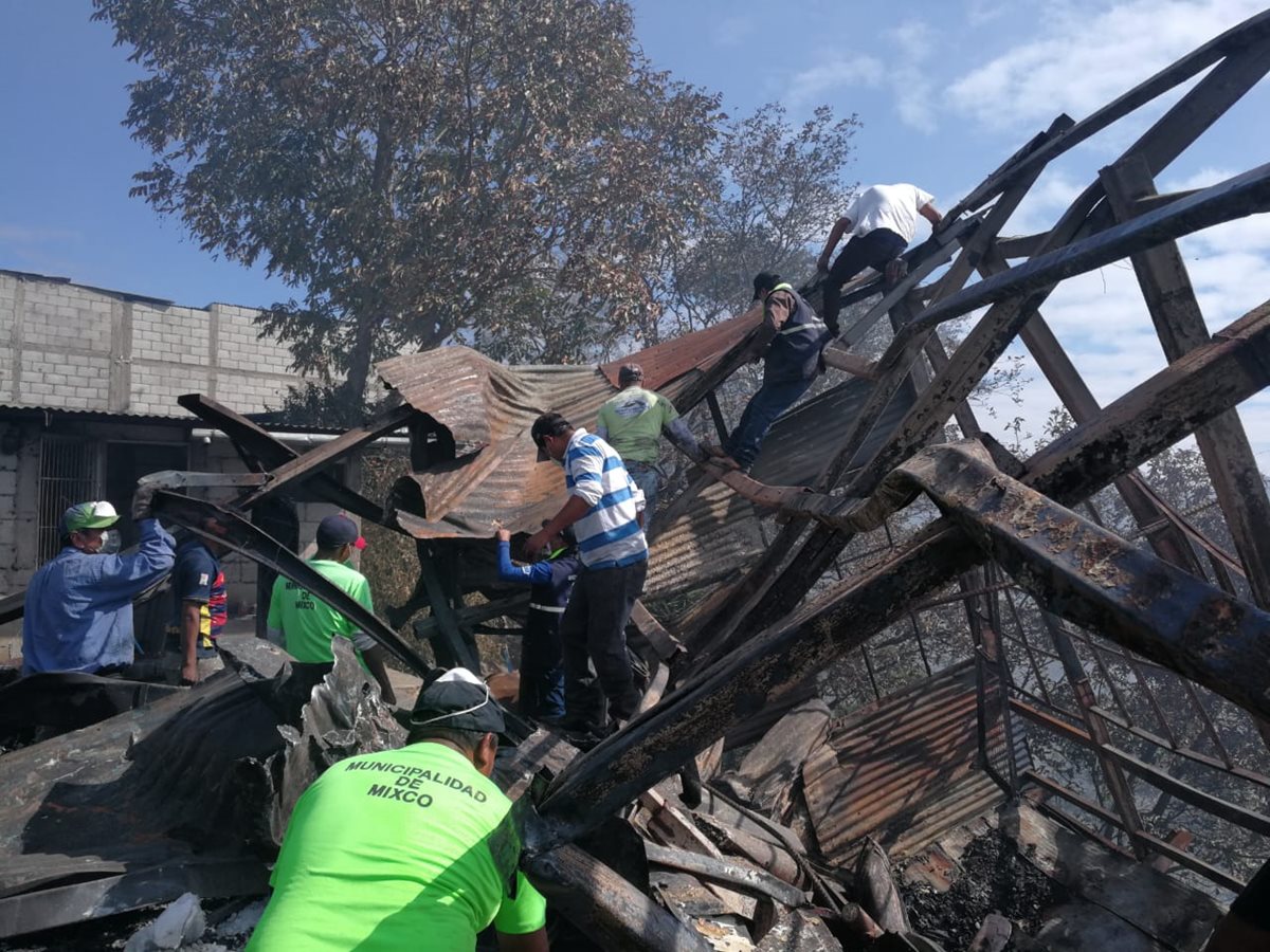 Trabajadores municipales y vecinos trabajan en la limpieza de escombros. (Foto Prensa Libre: Érick Ávila)