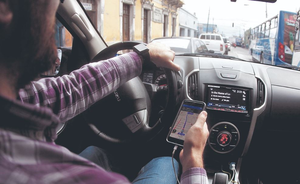 Un piloto de Uber transita por una calles de la Ciudad de Guatemala. (Foto Hemeroteca PL)