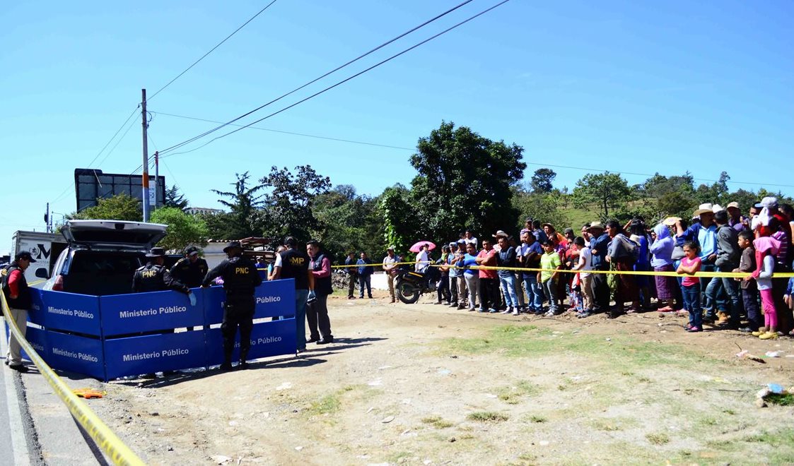 Vecinos llegan a identificar el cadáver del constructor. (Foto Prensa Libre: Mike Castillo)