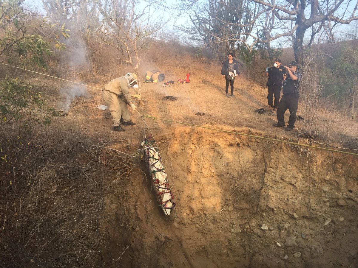 Cadáveres de víctimas son rescatados de una fosa en la cabecera de Zacapa. (Foto Prensa Libre: Víctor Gómez)