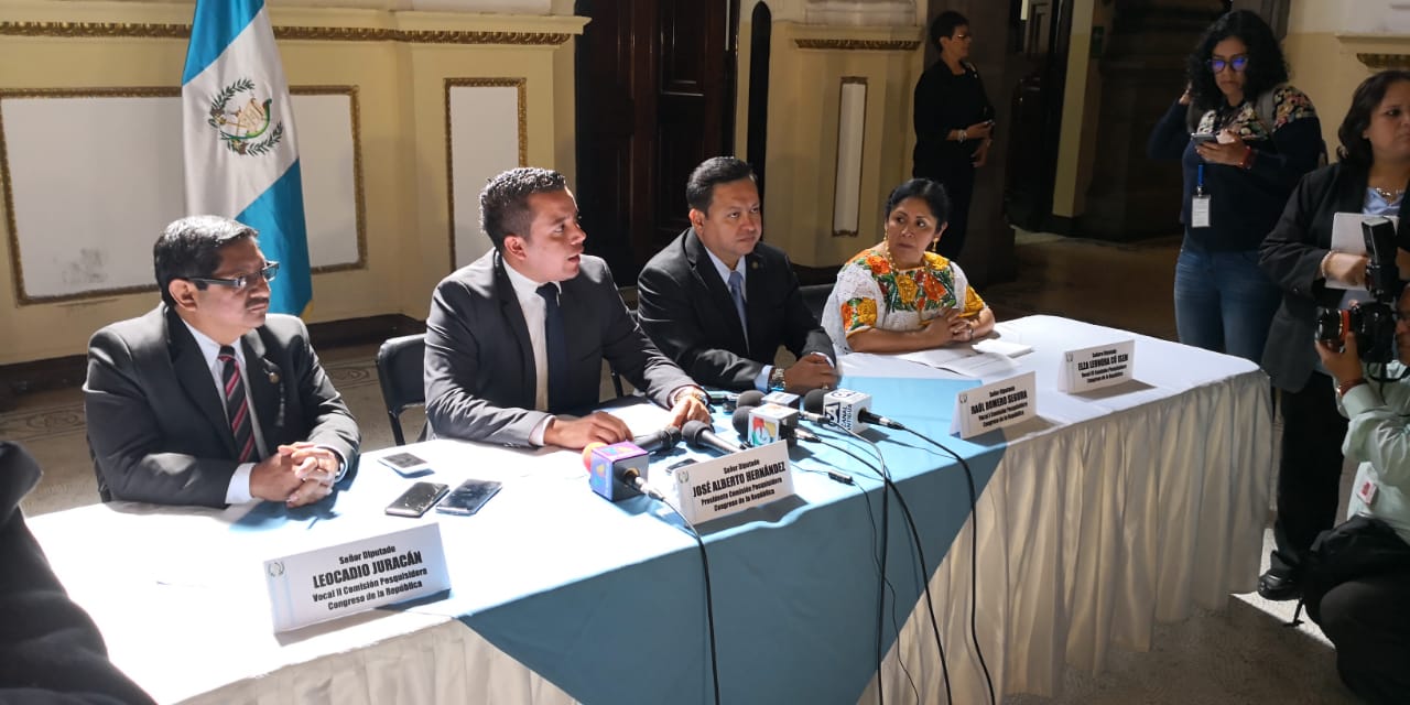 Los miembros de la Comisión Pesquisidora ofrecen en conferencia de prensa detalles de la primera reunión de trabajo. (Foto Prensa Libre: Carlos Álvarez)