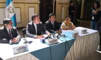 Los miembros de la Comisión Pesquisidora ofrecen en conferencia de prensa detalles de la primera reunión de trabajo. (Foto Prensa Libre: Carlos Álvarez)