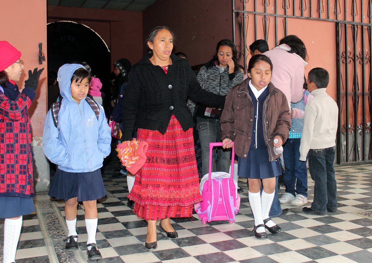Estudiantes padecen por el frío de las mañanas, cuando se dirigen a sus establecimientos educativos. (Foto Prensa Libre: Carlos Ventura)