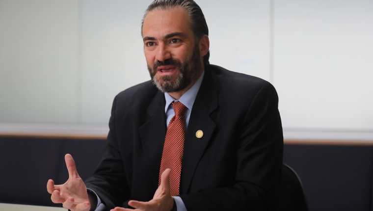 Acisclo Valladares Urruela, cuando fungía como ministro de Economía. (Foto Prensa Libre: Hemeroteca PL)