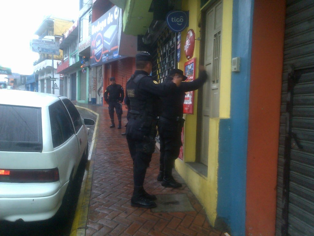 Agentes de la PNC resguardan una de las viviendas allanadas durante operativos en San Marcos y Escuintla. (Foto Prensa Libre: PNC)