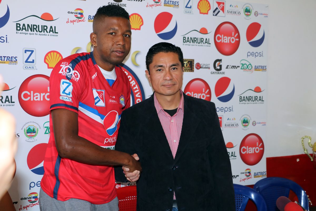 El colombiano William Zapata Bran, de 28 años, fue presentado este viernes ante los medios de comunicación. (Foto Prensa Libre: Carlos Ventura)