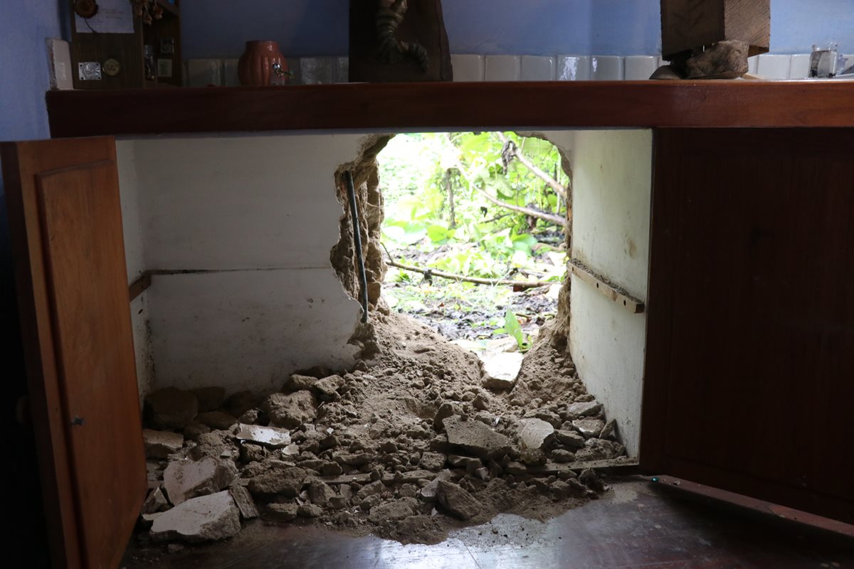 Sujetos hicieron un boquete para para entrar a robar en el Centro Cultural Casa Pensativa. (Foto Prensa Libre: Julio Sicán)