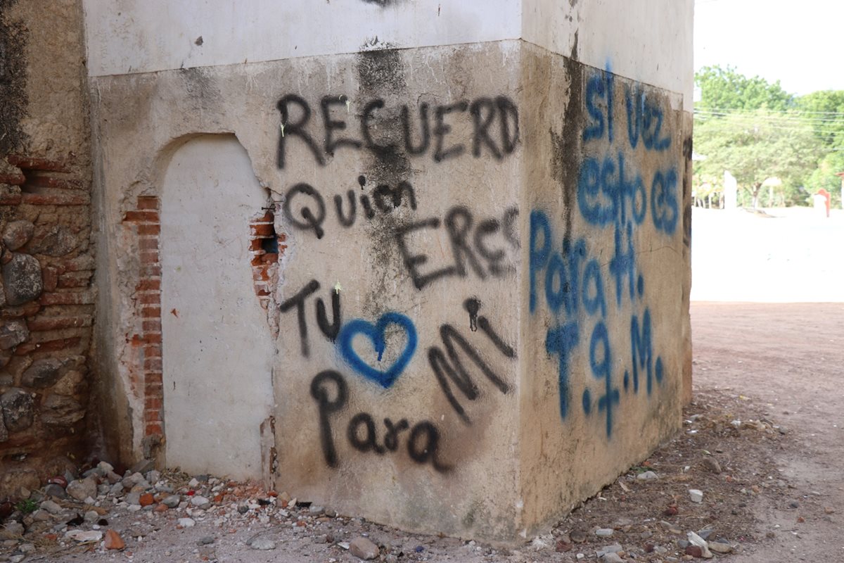 La dedicatoria de amor fue pintada en una pared de la Iglesia Santísima Trinidad, de la zona 5 de Chiquimula. (Foto Prensa Libre: Mario Morales)