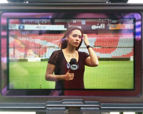 Los televidentes vieron en vivo cuando la reportera intentó defenderse de los aficionados. (Foto Prensa Libre: Instagram: marifermora_90)