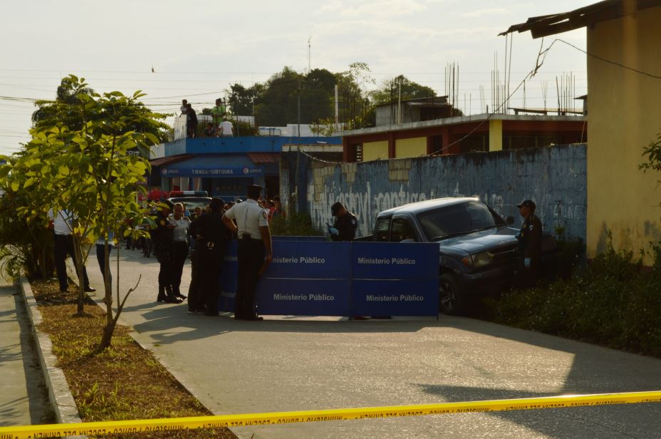 Ministerio Público y la Policía Nacional Civil, acordonaron el área donde sucedio el hecho sangriento. (Foto Prensa Libre: Rigoberto Escobar).
