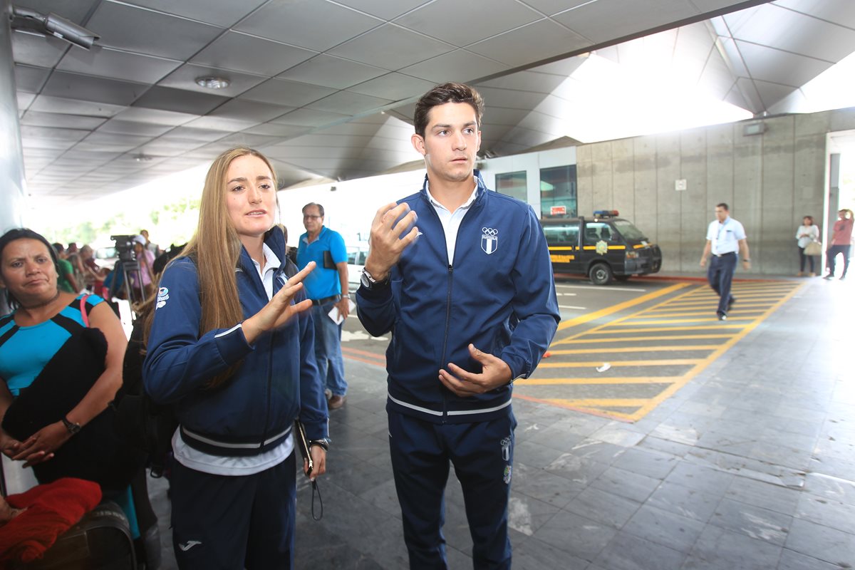 Isabel Brand (izquierda) y Charles Fernández representarán a Guatemala en la disciplina de Pentatlón en Río 2016.(Foto Prensa Libre: Carlos Vicente)