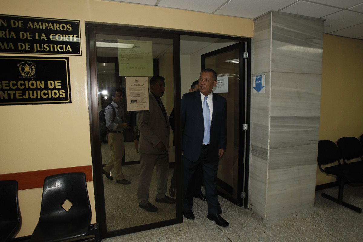 El diputado Arístides Crespo presentó ayer un memorial en la Cámara de Amparos, para ponerse a disposición de la justicia. (Foto Prensa Libre: Paulo Raquec)