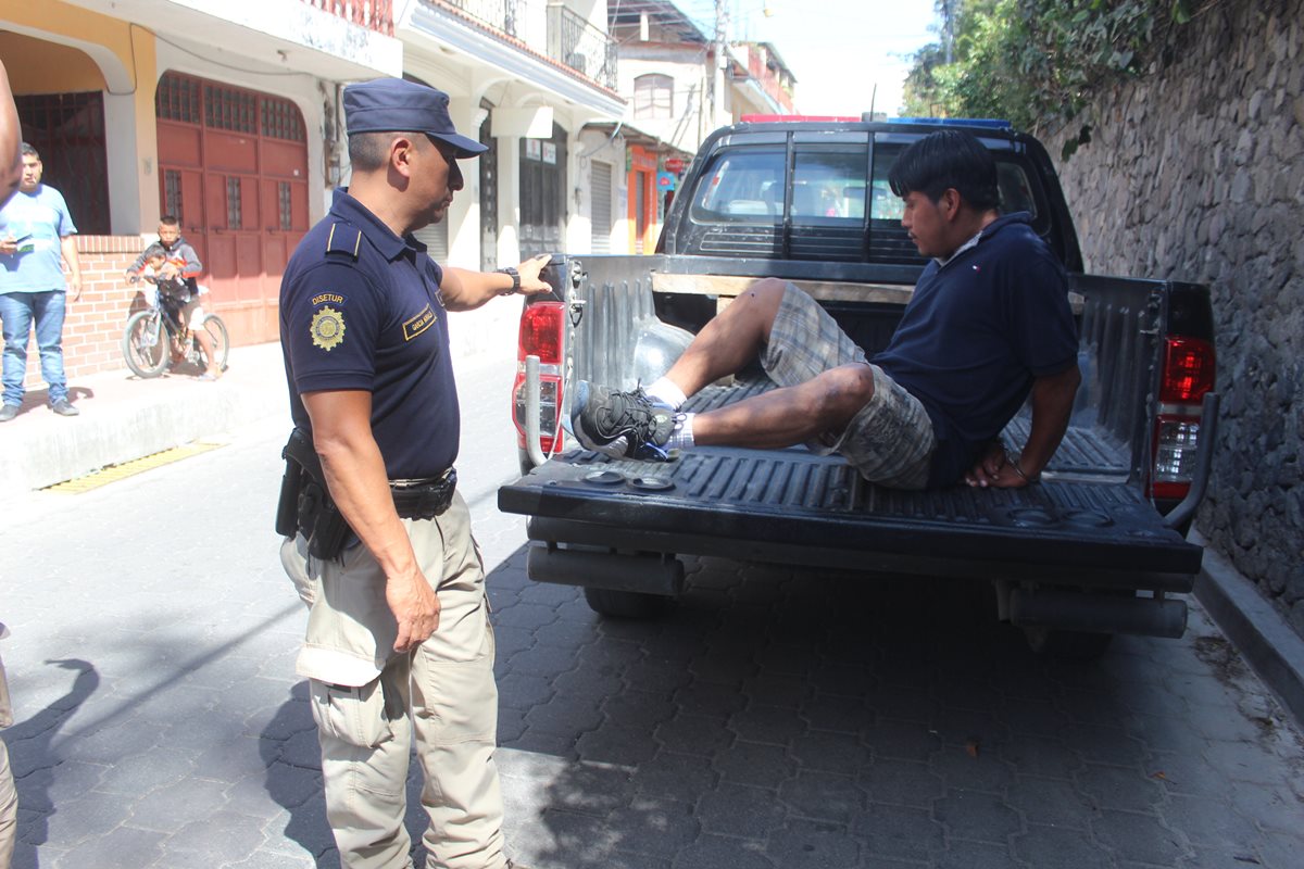 El sospechoso capturado en Panajachel, Sololá. (Foto Prensa Libre: Ángel Julajuj).