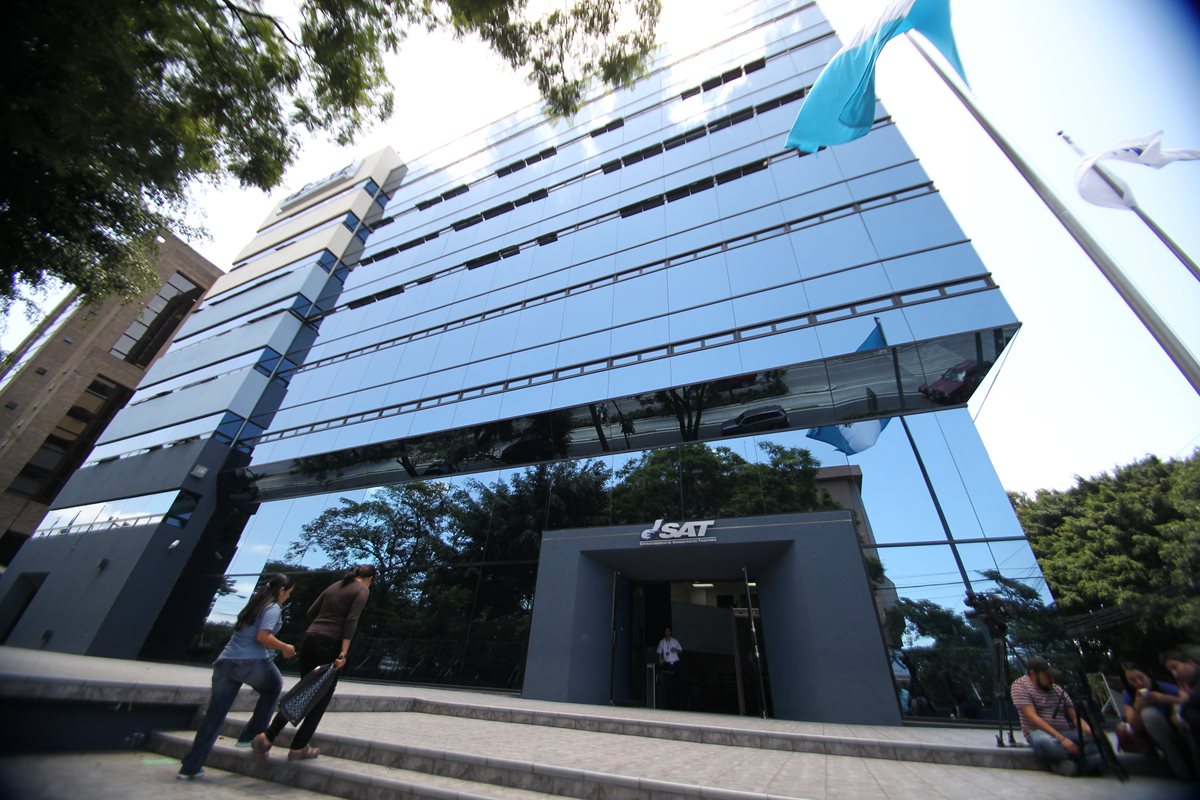 La SAT puso a disposición mil plazas y recibió 35 mil expedientes. (Foto, Prensa Libre: Hemeroteca PL)