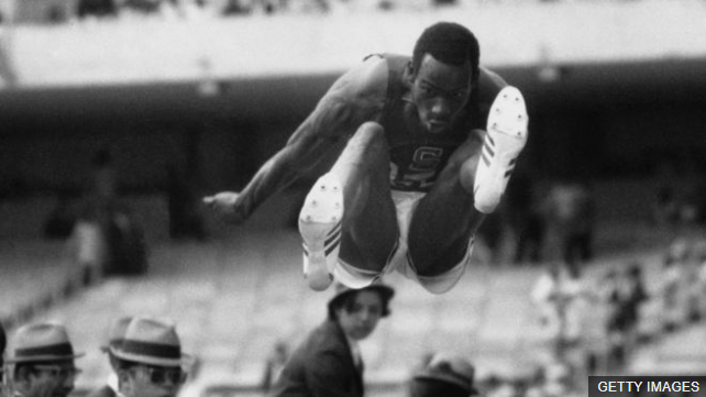 Bob Beamon ejecutó el "salto del siglo" en las Olimpiadas de México en 1968. (Foto Prensa Libre: BBC News Mundo)