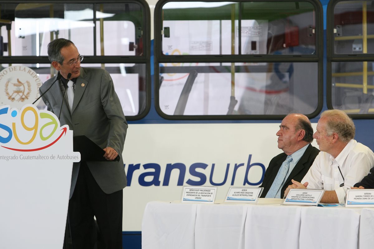 Expresidente, Álvaro Colom cuando inauguraron la primera fase del Transurbano de la Empresa SIGA, en la calzada de Petapa por autoridades de gobierno y empresarios. (Foto Prensa Libre: Hemeroteca)