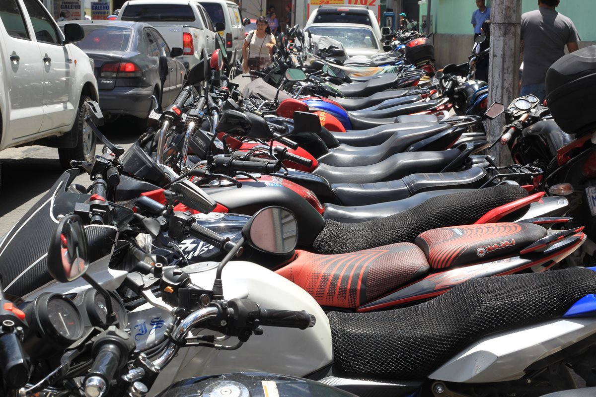 La gran mayoría de motoristas no aseguran sus vehículos.(Foto Prensa Libre: Estuardo Paredes)