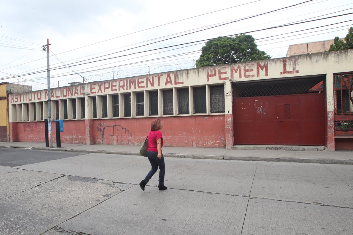 En el  instituto de educación básica Pemen II, ubicado en la zona 1,  habría ocurrido el acoso a las estudiantes. (Foto Prensa Libre: Érick Ávila)
