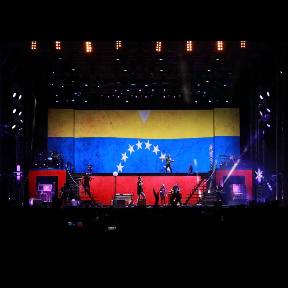 Ricardo Arjona, en uno de sus conciertos, con la bandera de Venezuela. (Foto Prensa Libre: tomada de Facebook-Ricardo Arjona)
