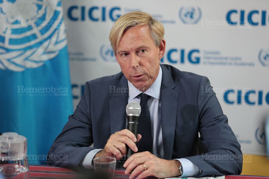 El embajador de Suecia, Anders Kompass, saluda  a la entonces fiscal general Thelma Aldana,  durante la donación de US$9 millones para la Cicig en enero pasado. (Foto Prensa Libre: Hemeroteca PL)