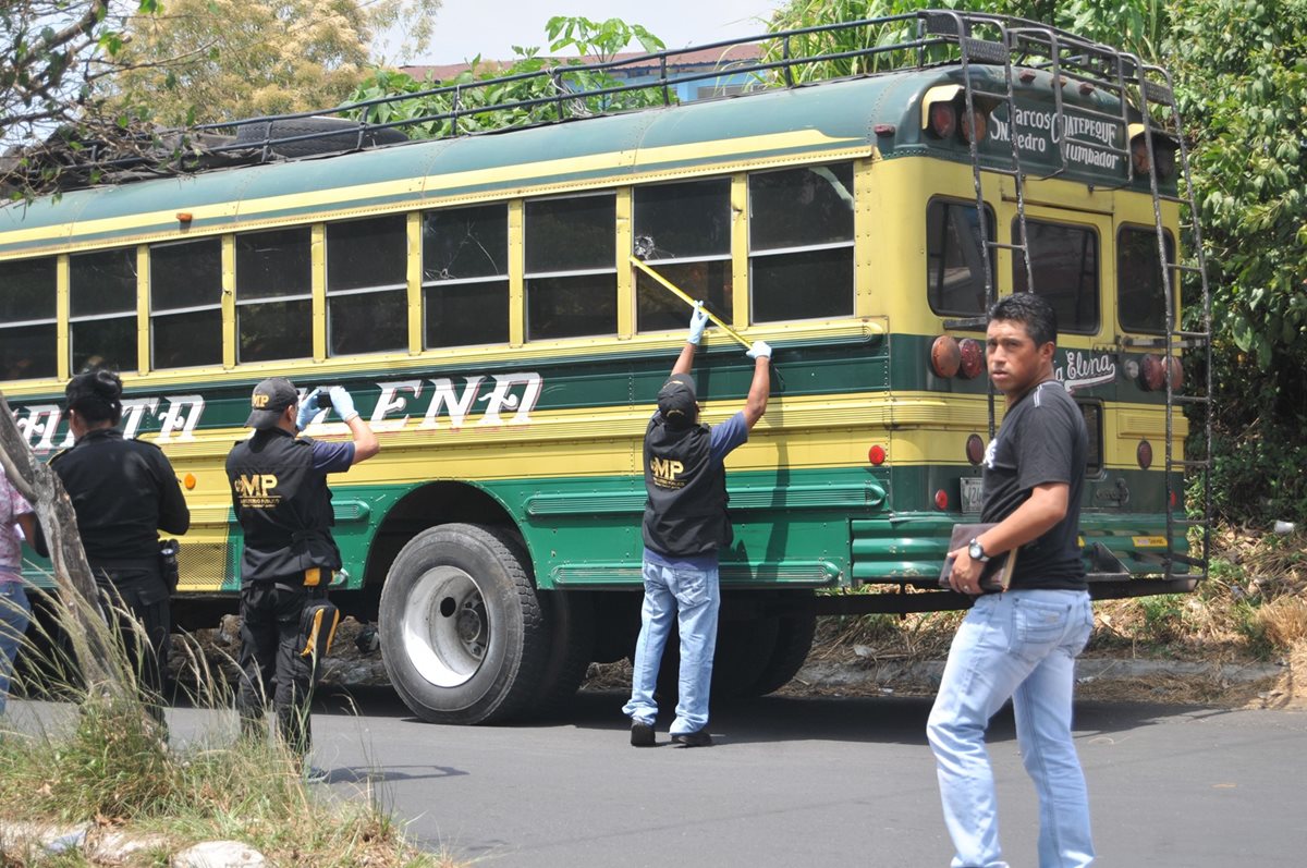 Peritos del Ministerio Público recaban evidencias en la zona 2 de Coatepeque, donde desconocidos atacaron al piloto de un autobús. (Por Alexánder Coyoy)